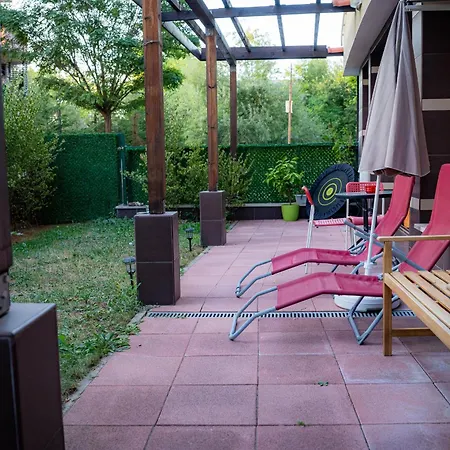 Quiet Garden Retreat, Private Patio Free Parking דירה סופיה