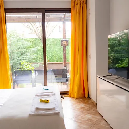 Quiet Garden Retreat, Private Patio Free Parking דירה *