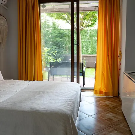 Quiet Garden Retreat, Private Patio Free Parking *