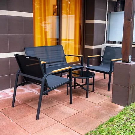 Quiet Garden Retreat, Private Patio Free Parking Apartment